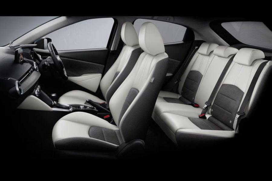Интерьер Mazda2 White Comfort 2020 года  (JP) (фото 2 из 7)